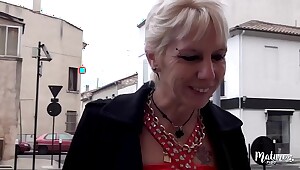 Carine, reifer Gourmet, fickt drei junge