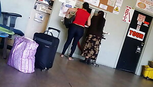 Madura en leggings con un culo delicioso
